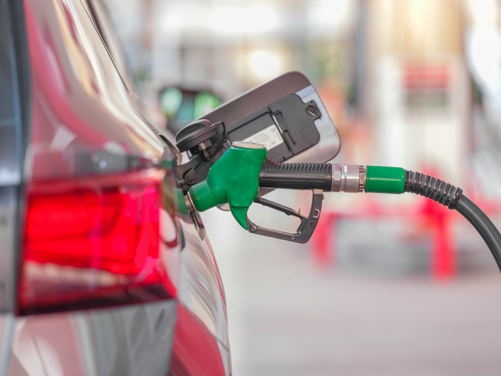 ガソリンは「途中給油」が節約になる!?